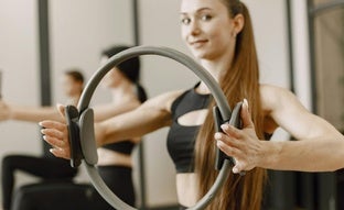 Aro de Pilates para principiantes: beneficios, usos, cómo elegir el mejor y los ejercicios recomendados