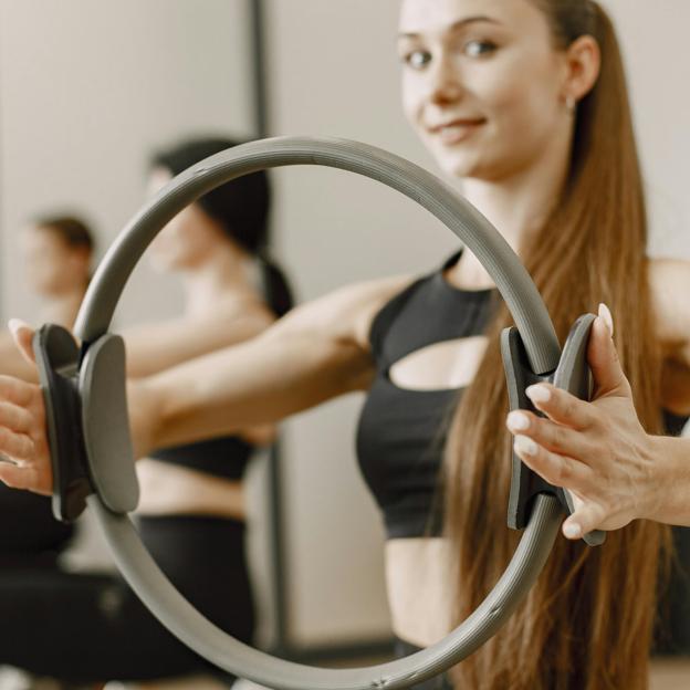 Aro de Pilates para principiantes: beneficios, usos, cómo elegir el mejor y los ejercicios recomendados