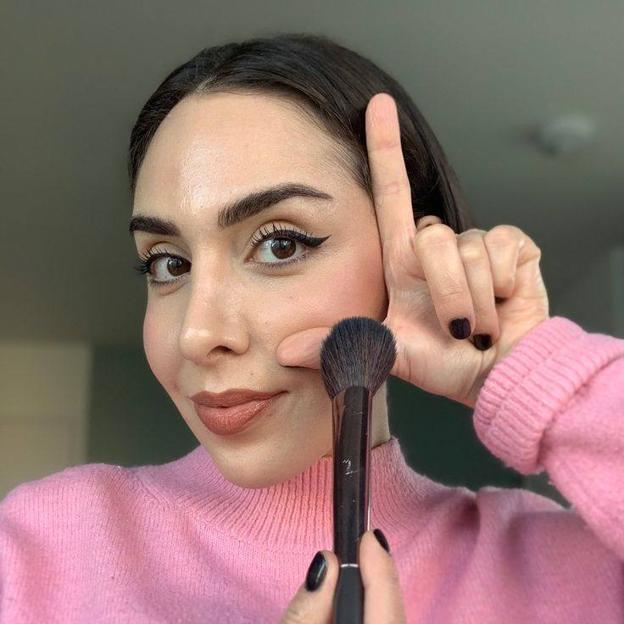 Influencer haciéndo la técnica del colorete en L