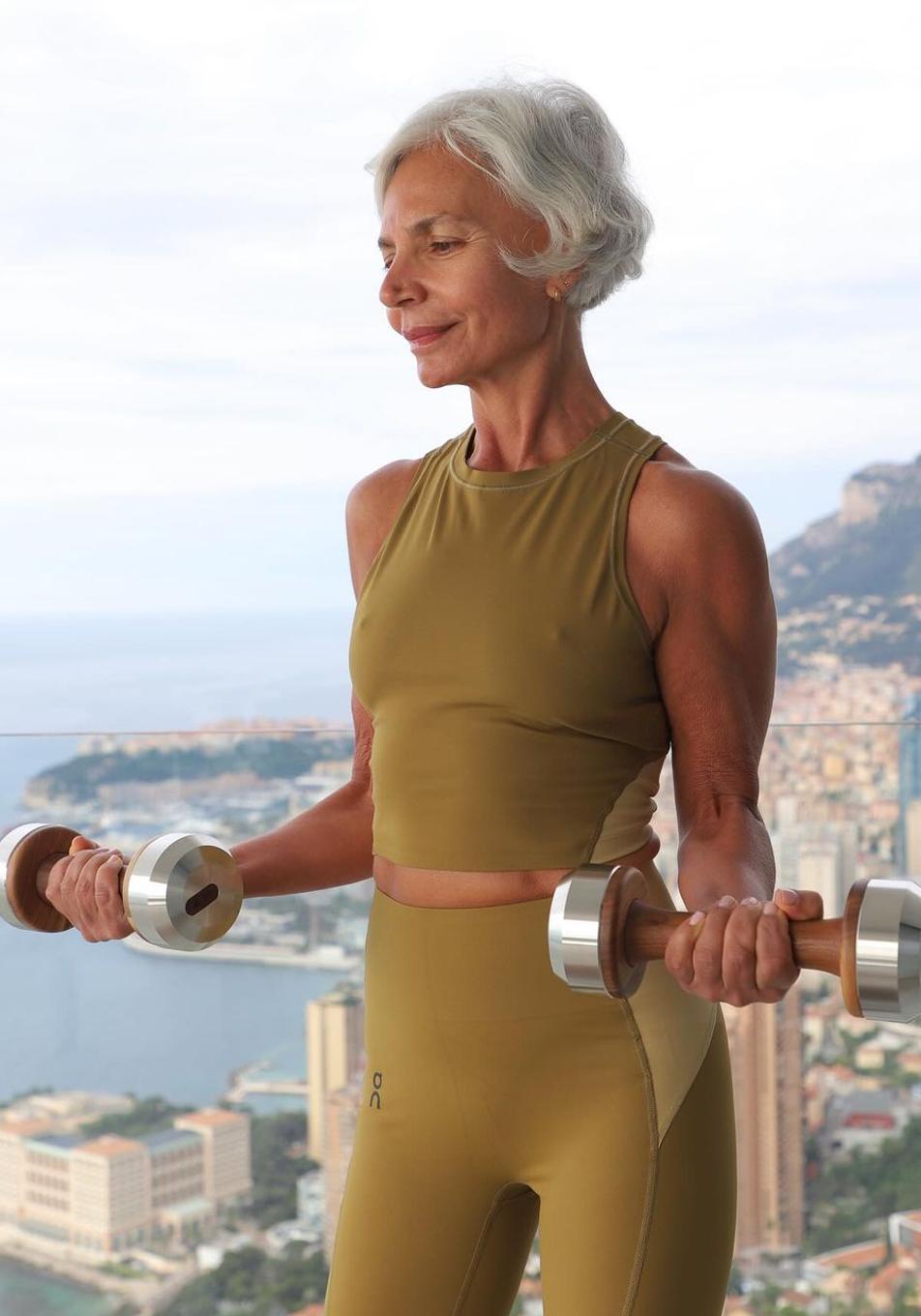 La rutina fácil de cinco minutos que necesitas si eres mayor de 50 años y quieres endurecer tu core en casa