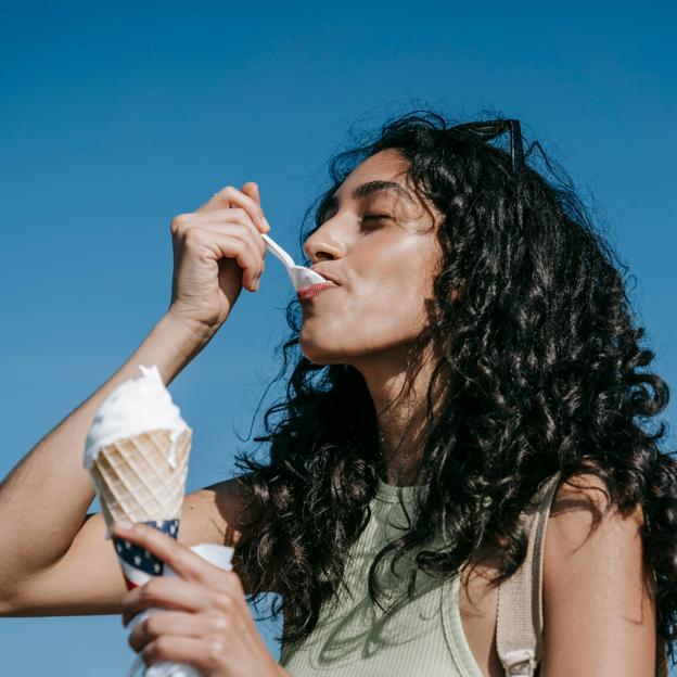 Mujer comiendo helado