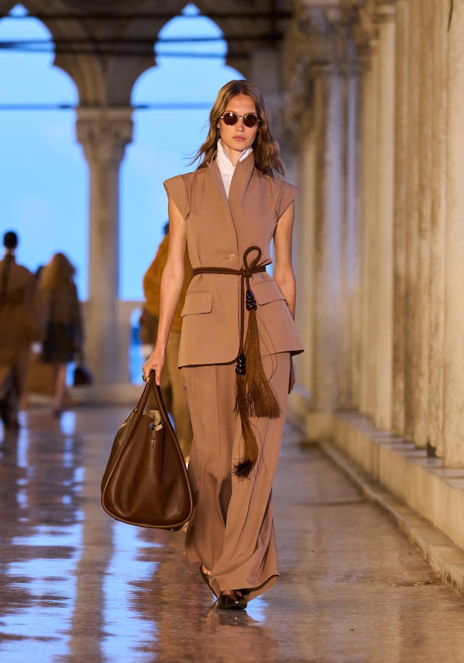 El impresionante desfile de Max Mara en Venecia: apoteósico homenaje a la multiculturalidad en su colección resort 2025