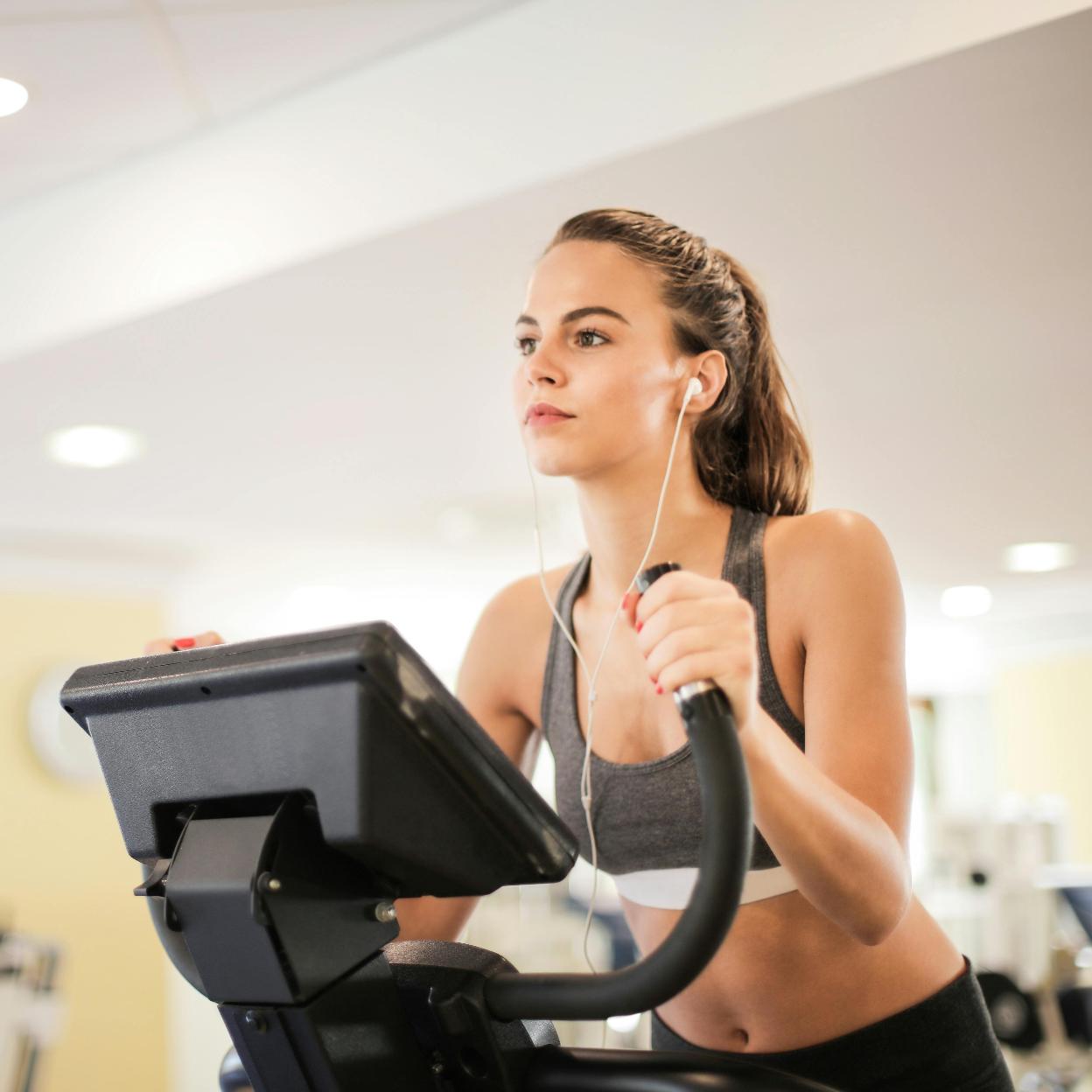 Mujer haciendo deporte/PEXELS