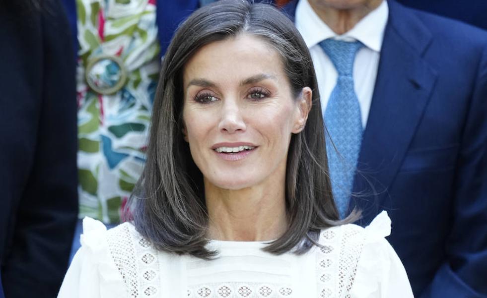 Blusa romántica y zapatillas nuevas: la reina Letizia estrena un total look blanco perfecto para el día a día