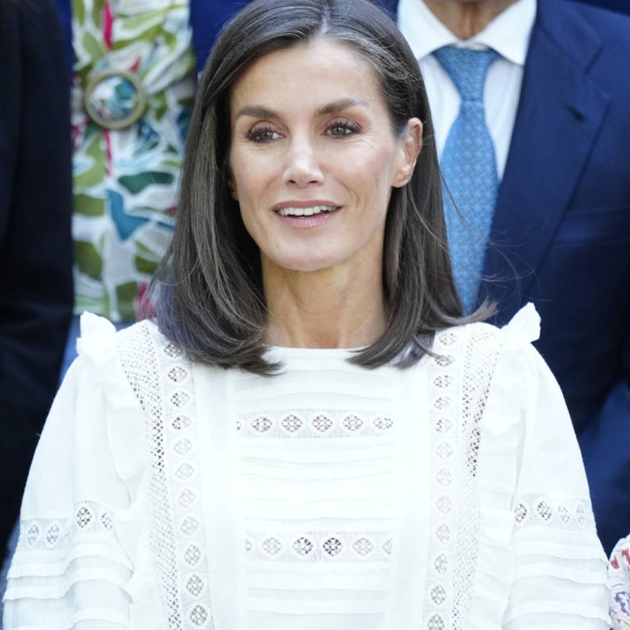 La reina Letizia con una blusa blanca./limited pictures