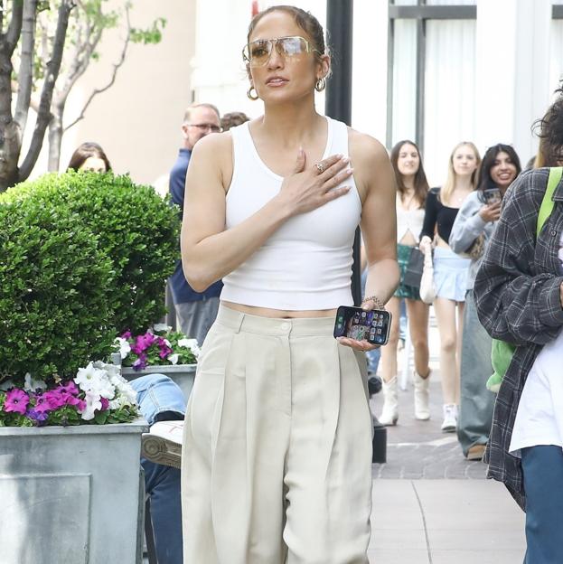 Jennifer Lopez con un tank top y pantalones wide leg. 