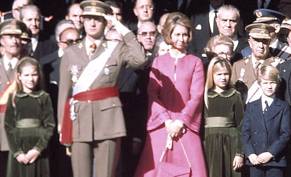 Por qué el vestido de la reina Sofía en la proclamación de Juan Carlos I fue muy criticado: el mensaje oculto de su look