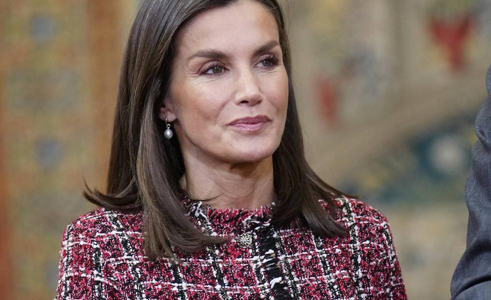 La reina Letizia cambia las zapatillas cómodas por las bailarinas abiertas más elegantes del verano