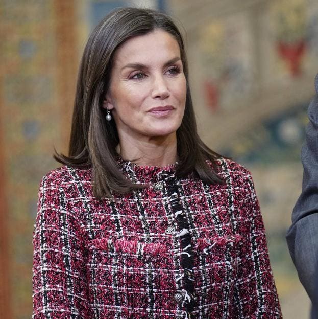 La reina Letizia cambia las zapatillas cómodas por las bailarinas abiertas más elegantes del verano