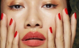 Uñas dip powder: la manicura de moda más resistente de todas