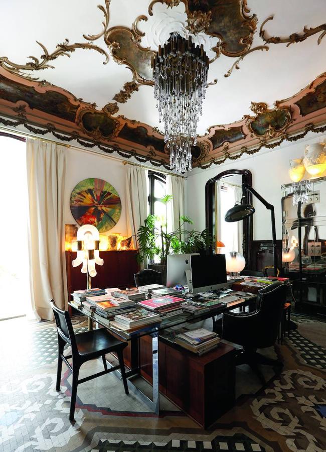 Su salón-despacho, escritorio hecho con una estantería Krawson, lámpara de pie de Aldo Nason de los 60 y chandelier de Murano de Fazzini.