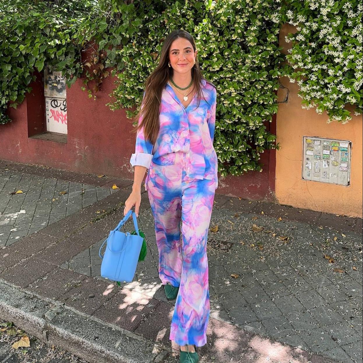 Influencer con total look de estampado tie-dye/@ALEXSEGURASANZ