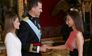 Del vestido geométrico de Isabel Preysler a la falda de tul de Carla Royo-Villanova: los looks de las invitadas a la proclamación de Felipe VI