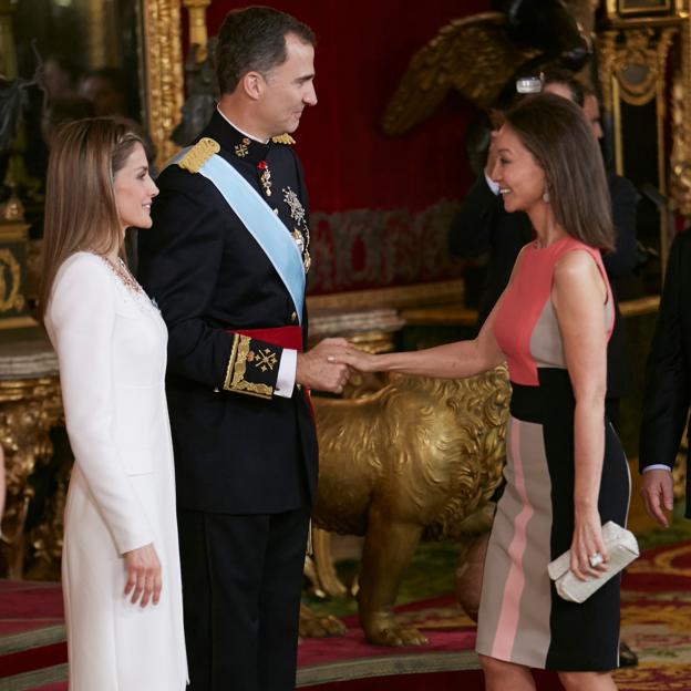 Del vestido geométrico de Isabel Preysler a la falda de tul de Carla Royo-Villanova: los looks de las invitadas a la proclamación de Felipe VI