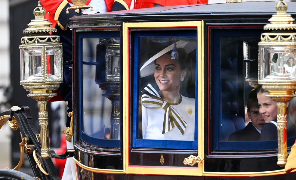 De blanco impoluto, con ojeras y rostro cansado: así ha sido el esperado regreso de Kate Middleton en el Trooping the Colour