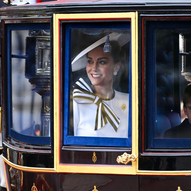 De blanco impoluto, con ojeras y rostro cansado: así ha sido el esperado regreso de Kate Middleton en el Trooping the Colour