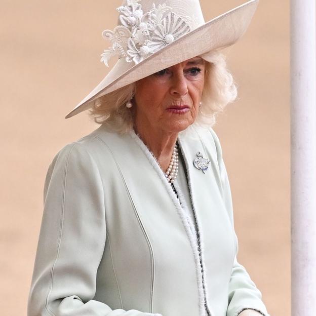 El look verde calma de la reina Camilla con perlas y bolso especial en el Trooping the Colour más complicado para los británicos