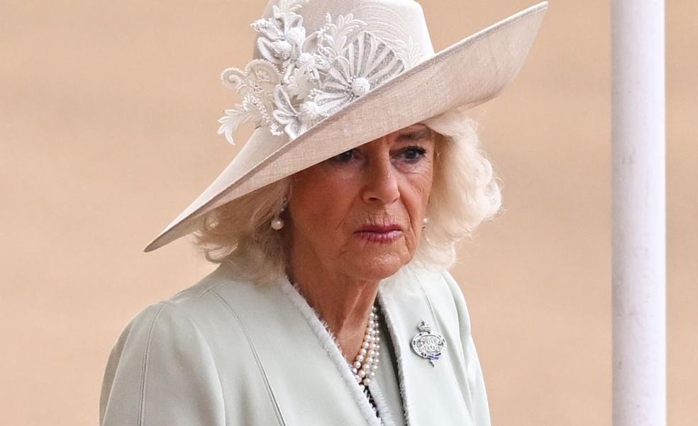 El look verde calma de la reina Camilla con perlas y bolso especial en el Trooping the Colour más complicado para los británicos