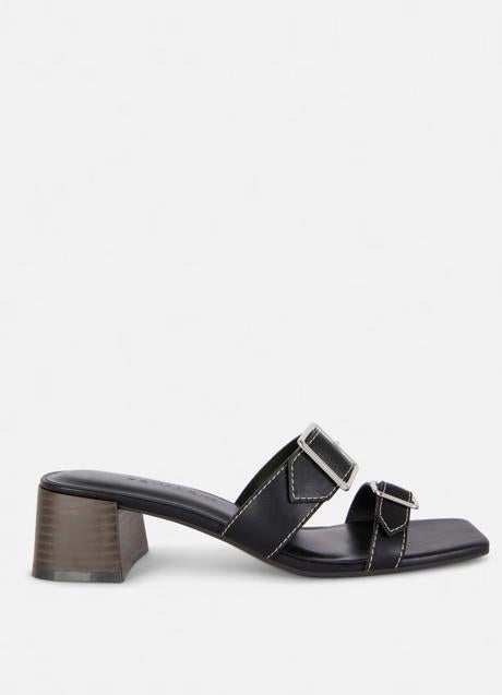 Sandalias negras de Primark (18 euros)