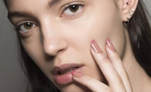 Blush nails, las uñas minimalistas más delicadas y femeninas que se han puesto de moda