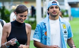 El discreto amor de Carlos Sainz Jr. y Rebecca Donaldson: modelo y empresaria, así es la novia del piloto de F1