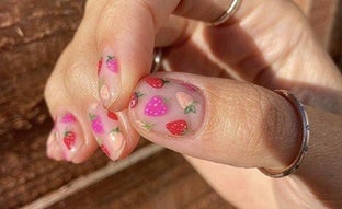 10 ideas de uñas fruity para llevar la manicura más divertida y favorecedora del verano