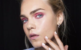 Vuelven las uñas blancas: la manicura más veraniega que amas u odias