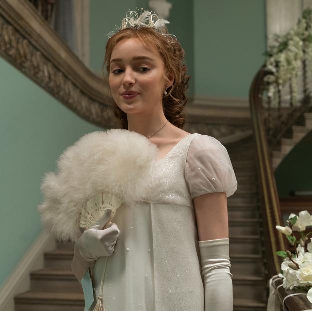 Phoebe Dynevor como Daphne Bridgerton en el rodaje de una secuencia en Leigh Court, un edificio que podemos visitar en Bristol, cercano al hotel Number Thirty Eight. 