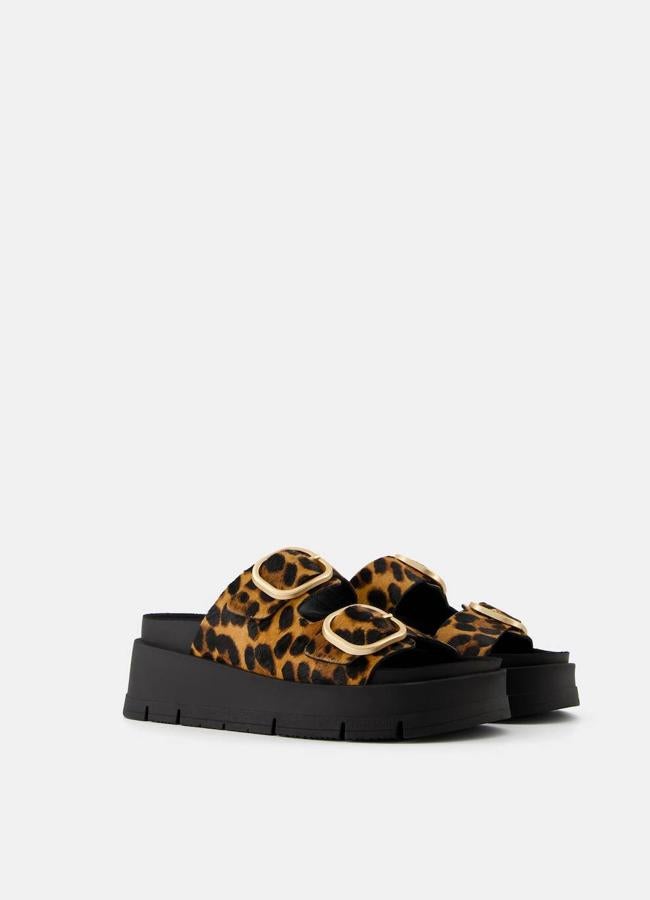 Sandalias con plataforma plana de leopardo