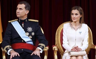 Así fue la proclamación de Felipe VI hace 10 años: 2.500 invitados, una silla y el primer tuit de los reyes