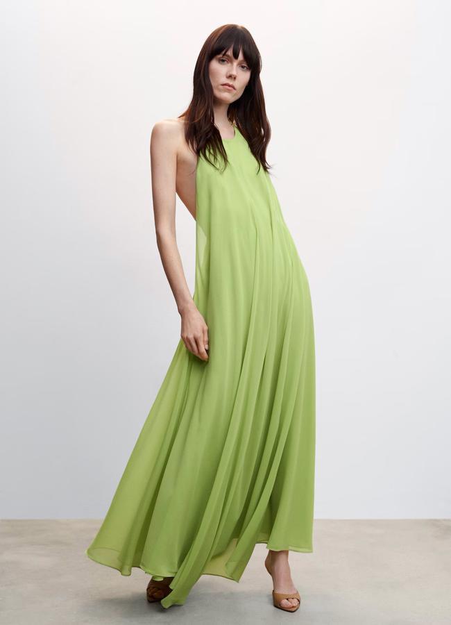 Vestido verde con espalda al descubierto de Mango Outlet.