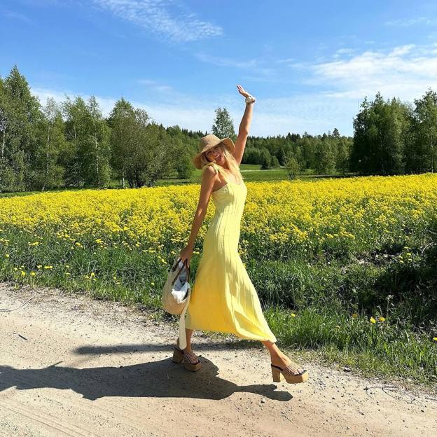 Influencer con vestido amarillo