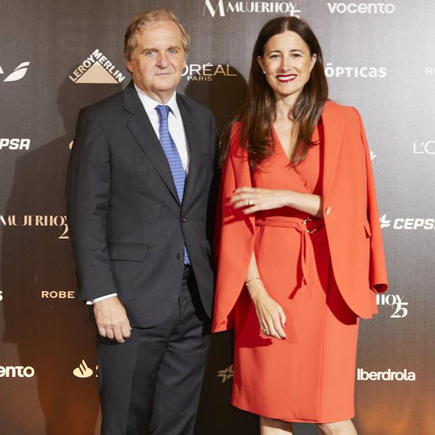 Santiago Ybarra, presidente de Vocento, con Samary Fernández Feito, directora general del Área de Lujo, Estilo de Vida y Revistas de Vocento, vestida de Roberto Verino.