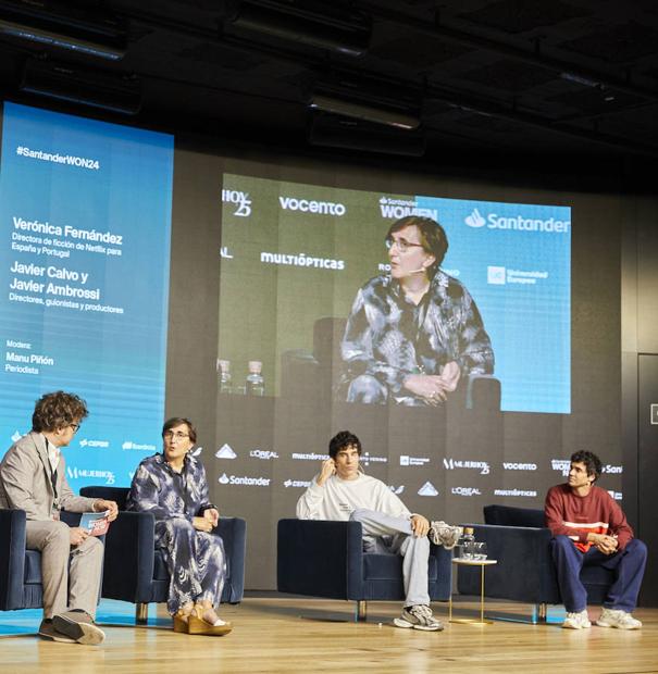 La directora de ficción de Netflix Verónica Fernández y los directores, guionistas y productores Javier Calvo y Javier Ambrossi, con el periodista Manu Piñón.