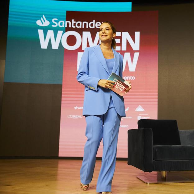 Ainhoa Arbizu, vestida de Roberto Verino, es la encargada de presentar Santander WomenNOW.