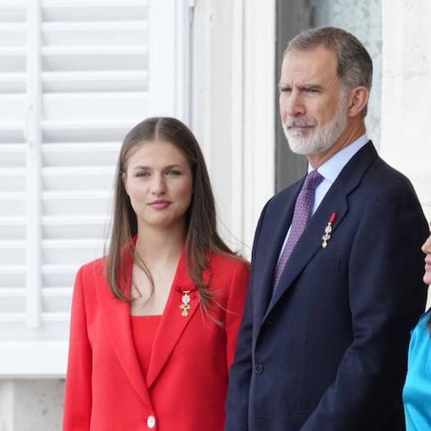 La princesa Leonor se viste de Letizia en el X aniversario de la Proclamación del rey Felipe: guapísima con un traje rojo