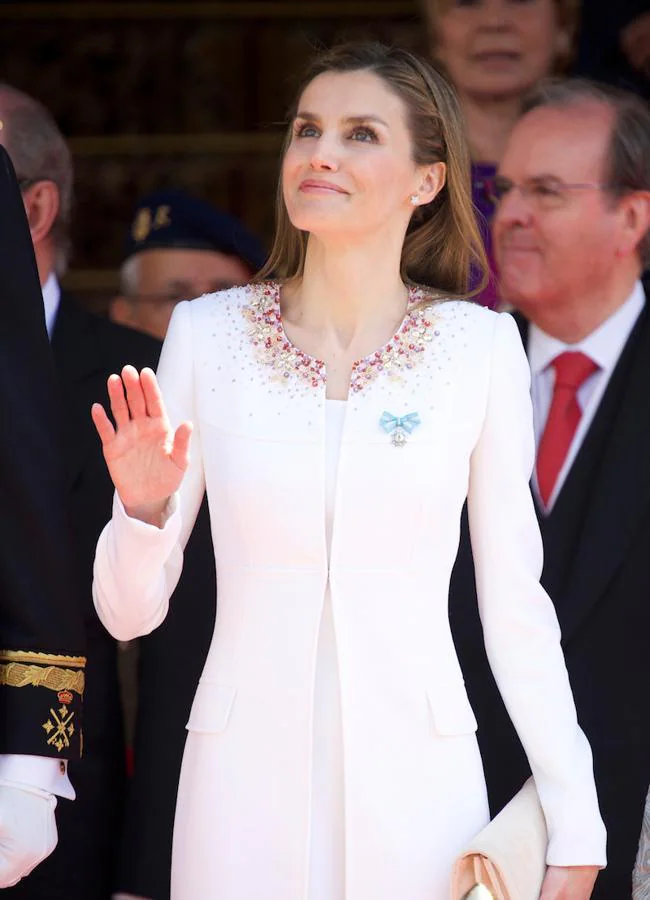 El look de la reina Letizia el 19 de junio de 2014 en la proclamación de Felipe VI. FOTO: Limited Pictures.