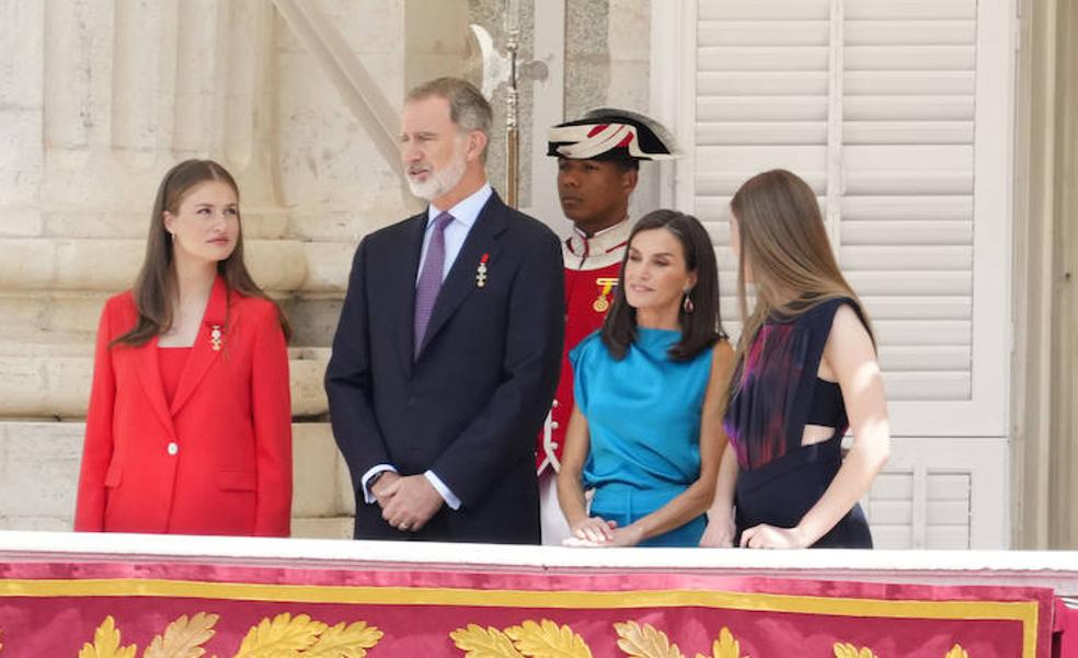 La princesa Leonor se viste de Letizia en el X aniversario de la Proclamación del rey Felipe: guapísima con un traje rojo