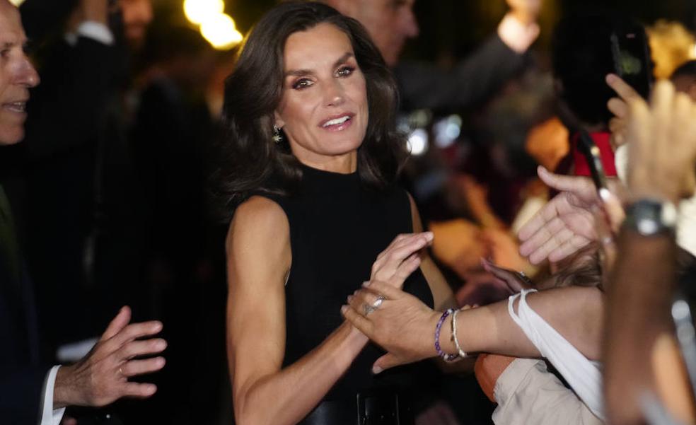 El elegante look de noche de la reina Letizia: repite falda plisada larga con unas sandalias planas negras y top con brazos al aire