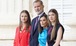 La reina Letizia repite su espectacular vestido azul turquesa de invitada en el X aniversario de la proclamación de Felipe VI