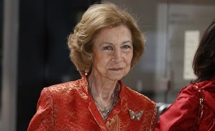 El look elegante de la reina Sofía para ir de concierto con Ana Botín: chaqueta naranja y un broche de mariposa con significado oculto