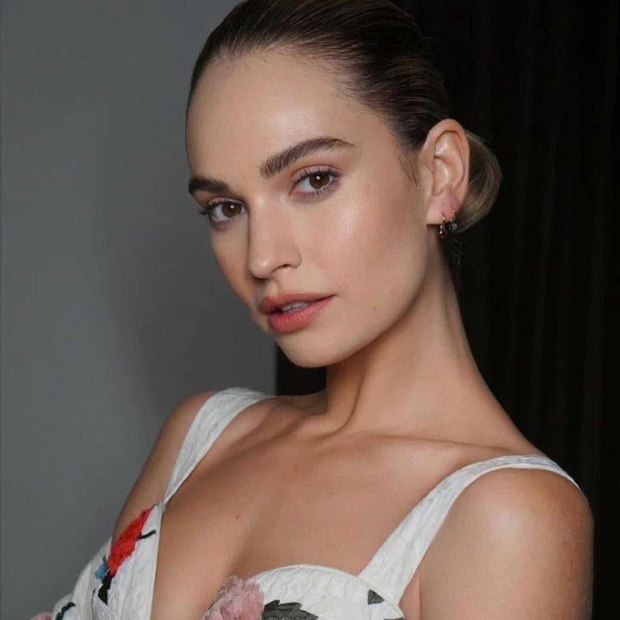 Lily James con piel radiante y tersa/@LILYJAMESGAN