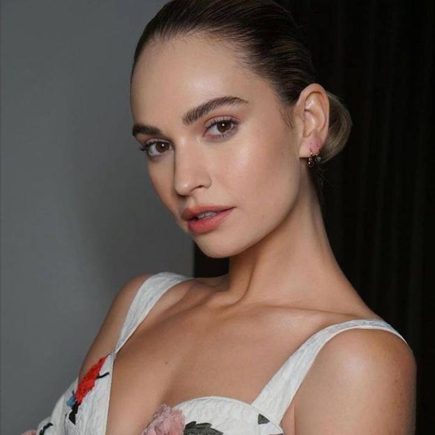 Lily James con piel radiante y tersa