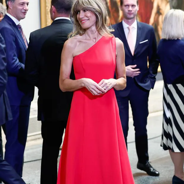 Begoña Gómez con un vestido rojo en el Museo del Prado. 