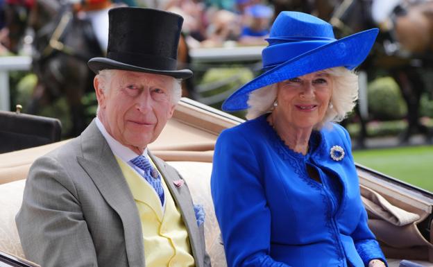 El rey Carlos III de Inglaterra y la reina Camilla en Ascot. 