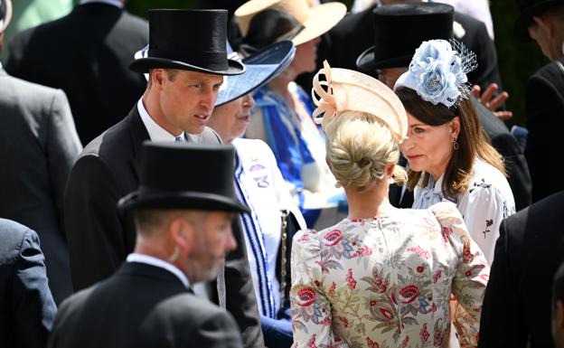 La madre de Kate Middleton junto al príncipe Guillermo en Ascot. 