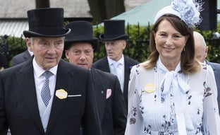 El encuentro de los padres de Kate Middleton con el príncipe Guillermo en Ascot: «Son los héroes anónimos ahora mismo»