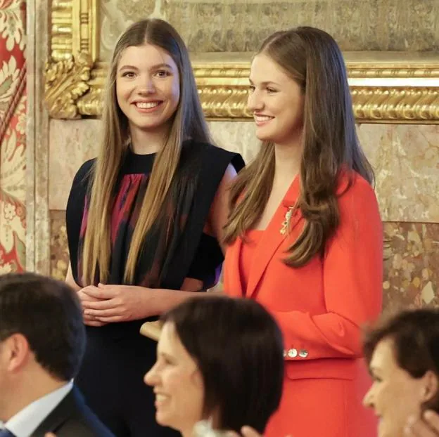 La infanta Sofía y su hermana la princesa Leonor, en el almuerzo de Palacio Real en honor a los diez años de reinado de Felipe VI. 