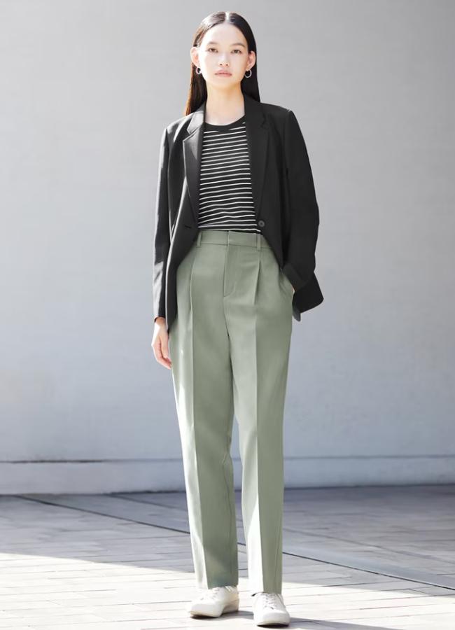 Pantalones ligeros con trabillas de Uniqlo.