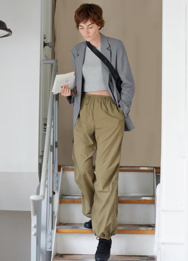 Pantalones estilo cargo de Uniqlo.